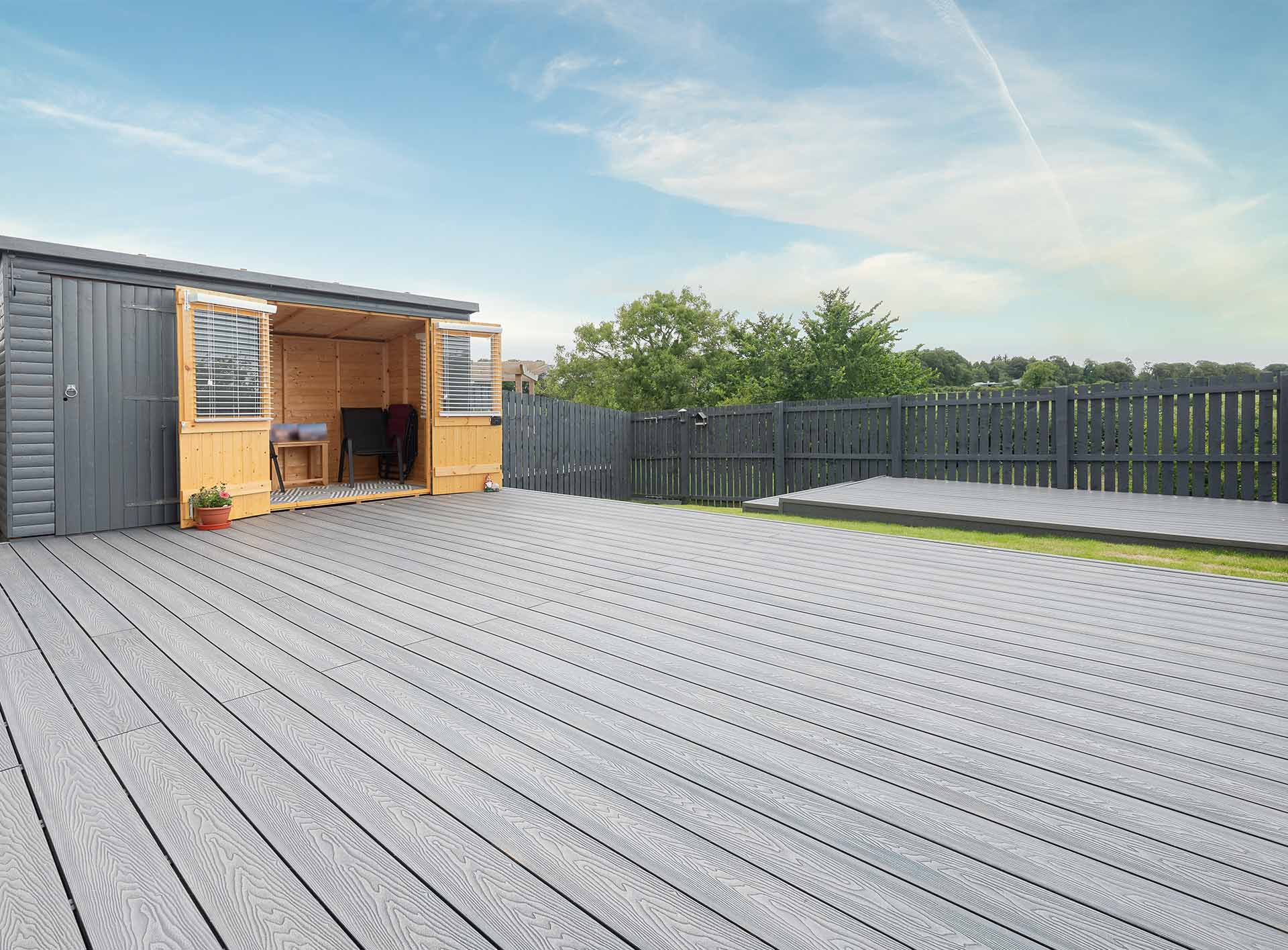 Moderne Terrasse aus WPC Dielen passend zum Poolhaus Poolhaus mit Terrasse aus WPC Dielen