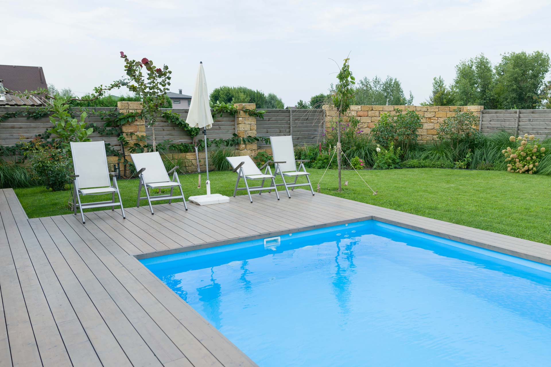 Terrasse montieren wie die Profis mit moderner Unterkonstruktion moderne graue WPC Terrasse als Poolumrandung