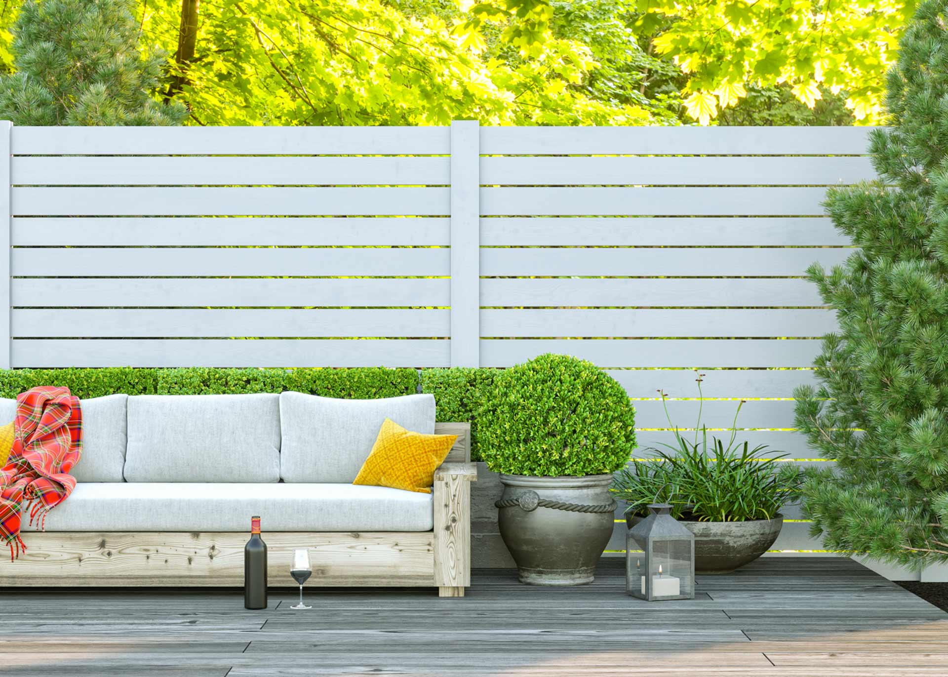 Moderner Sichtschutz - ein Sichtschutzzaun aus WPC Terrasse mit modernem Sichtschutz in weiss aus WPC
