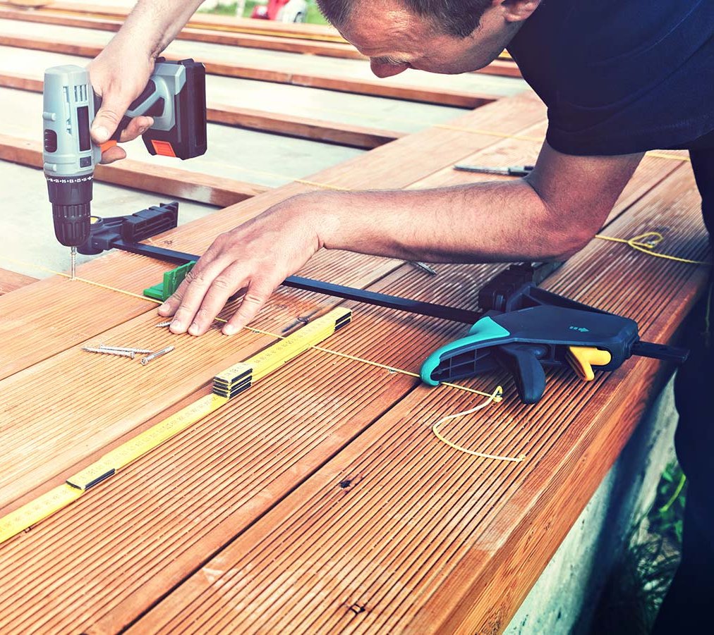 Service und Verlegung für Terrassen bei Holz Bahles für Linz und Bonn Handwerker verlegt Holzterrasse