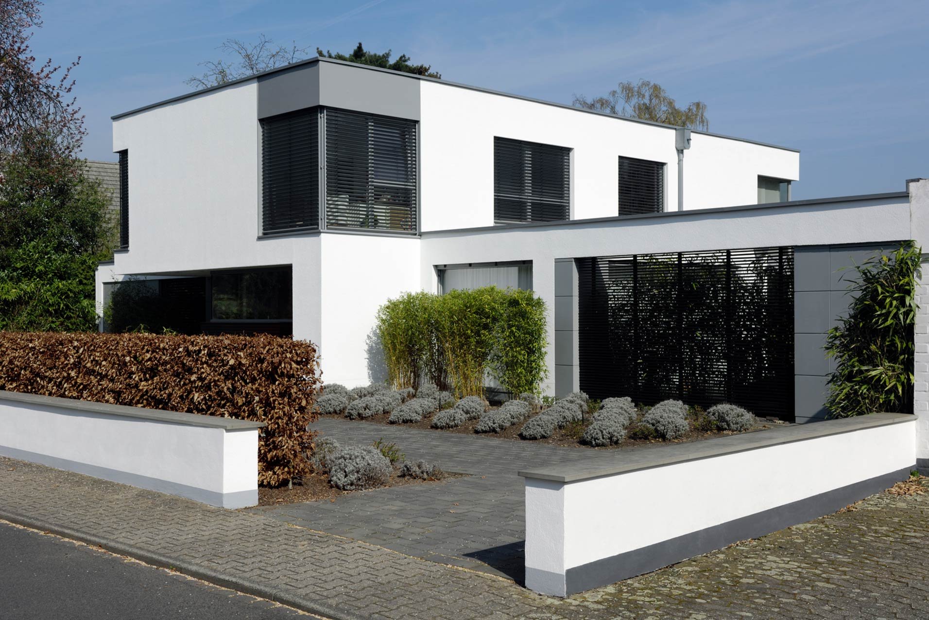 modernes Haus mit Rollläden