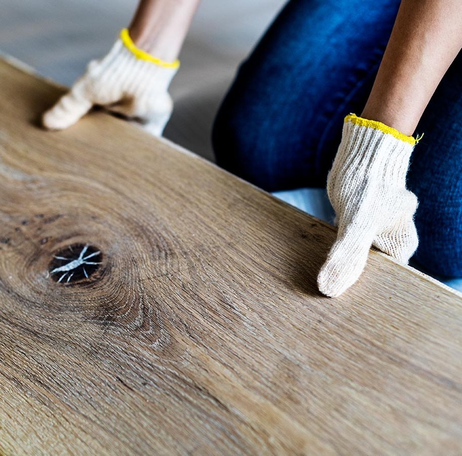 Boden wird verlegt durch Handwerker