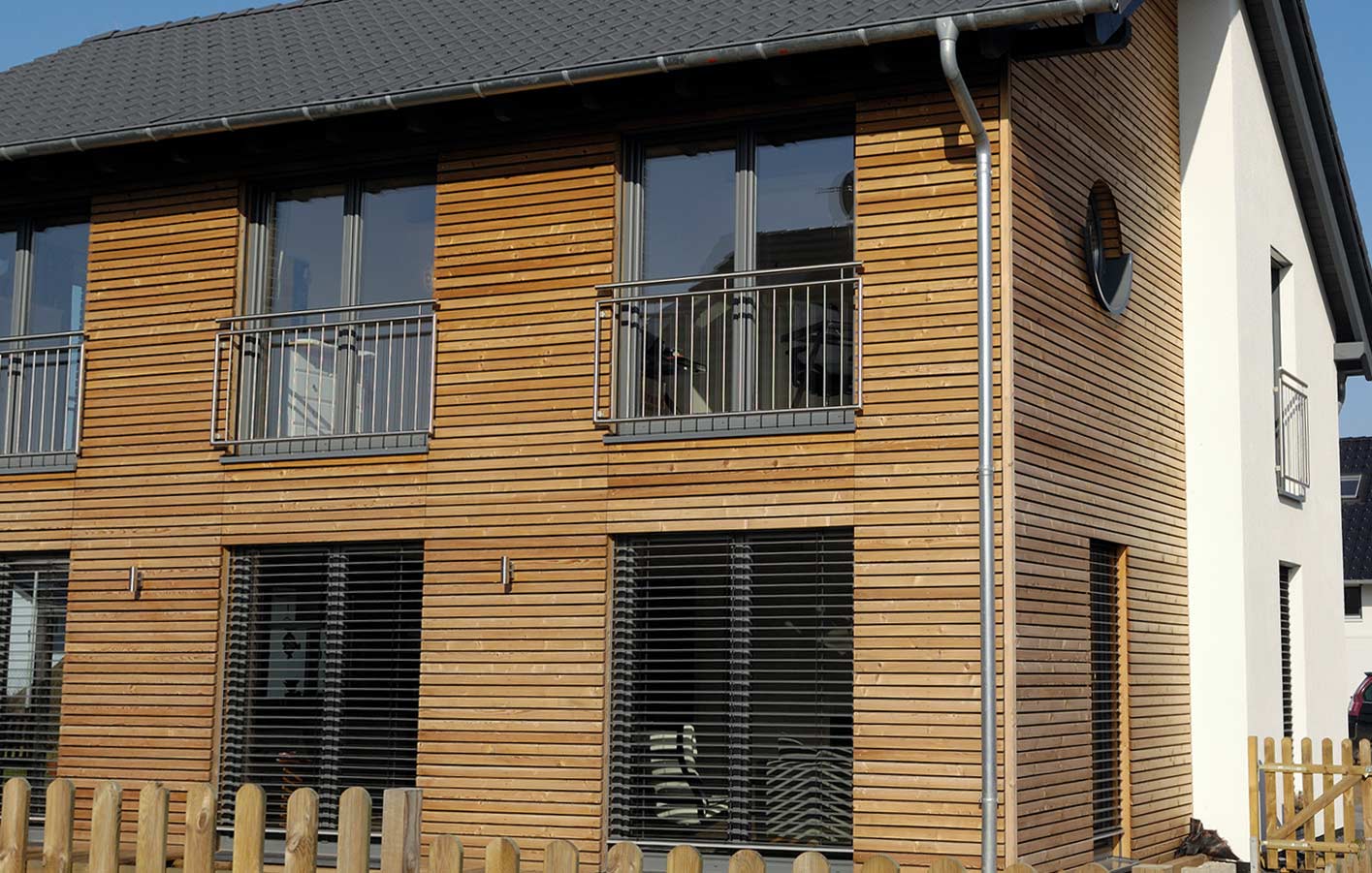 modernes Einfamilienhaus mit Holzfassade Rhombusprofil