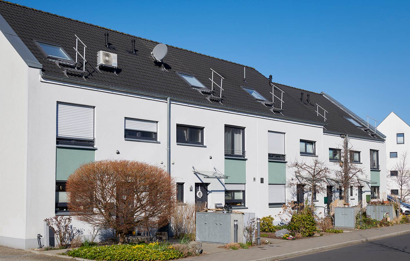 Rollläden, Sonnenschutz, Windschutz und Sichtschutz bei Bahles in Linz moderne Reihenhaussiedlung mit Rollläden
